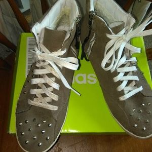 Steve Madden brn suede hi tops . Side zip
